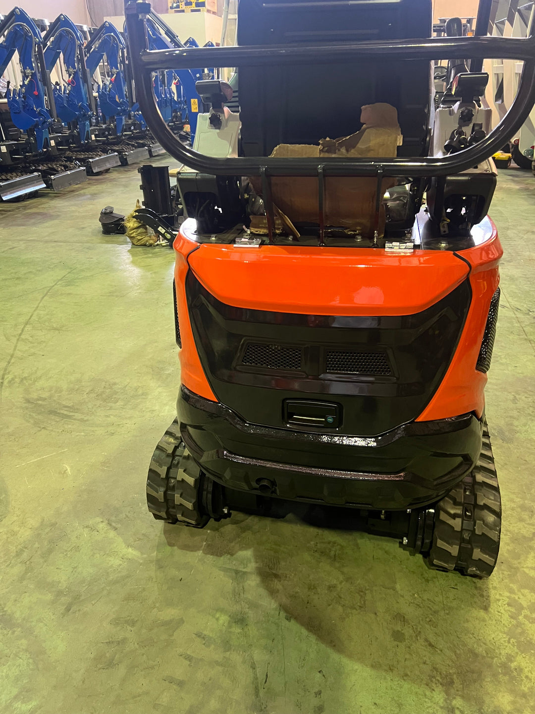 Mini Excavadora Kubota 1500 Kg motor Kubota de 3 Cilindros orugas retráctiles