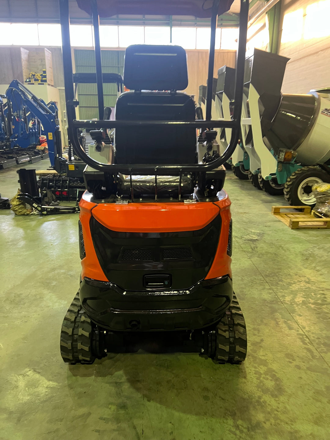 Mini Excavadora Kubota 1500 Kg motor Kubota de 3 Cilindros orugas retráctiles
