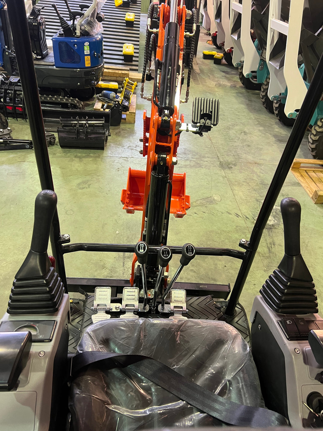 Mini Excavadora Kubota 1500 Kg motor Kubota de 3 Cilindros orugas retráctiles