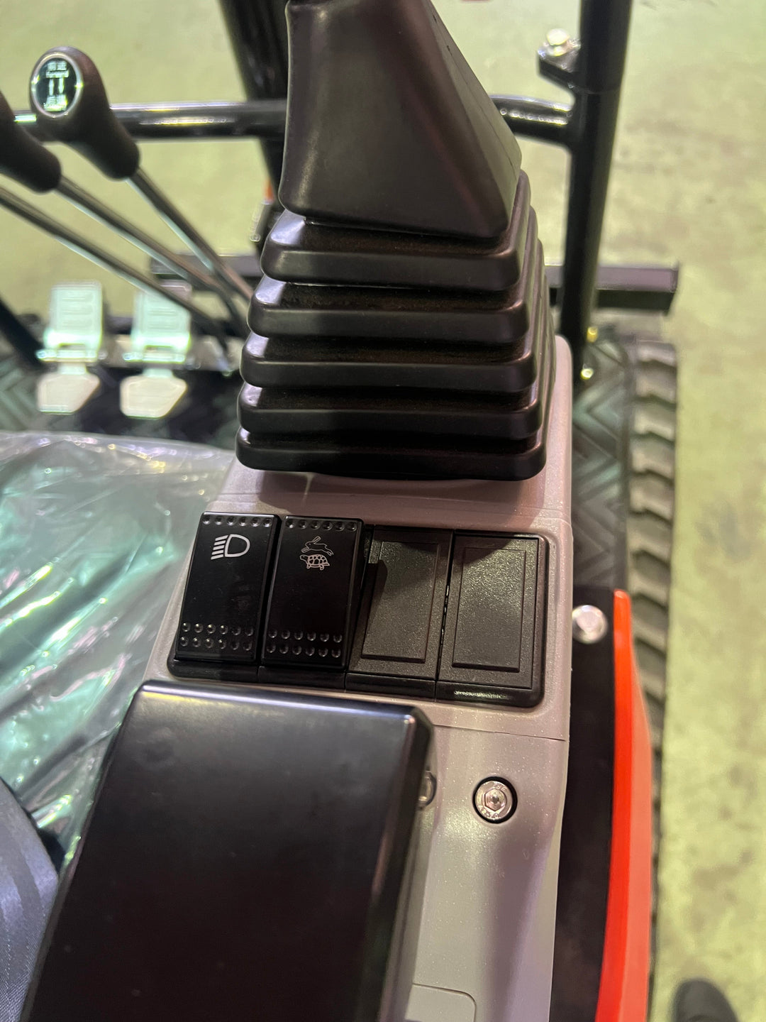 Mini Excavadora Kubota 1500 Kg motor Kubota de 3 Cilindros orugas retráctiles