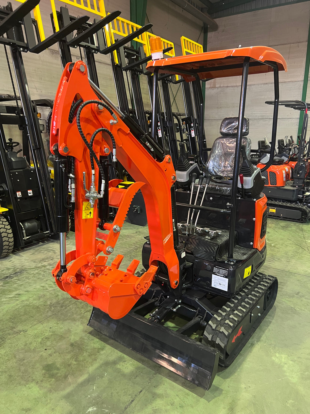 Mini Excavadora Kubota 1500 Kg motor Kubota de 3 Cilindros orugas retráctiles