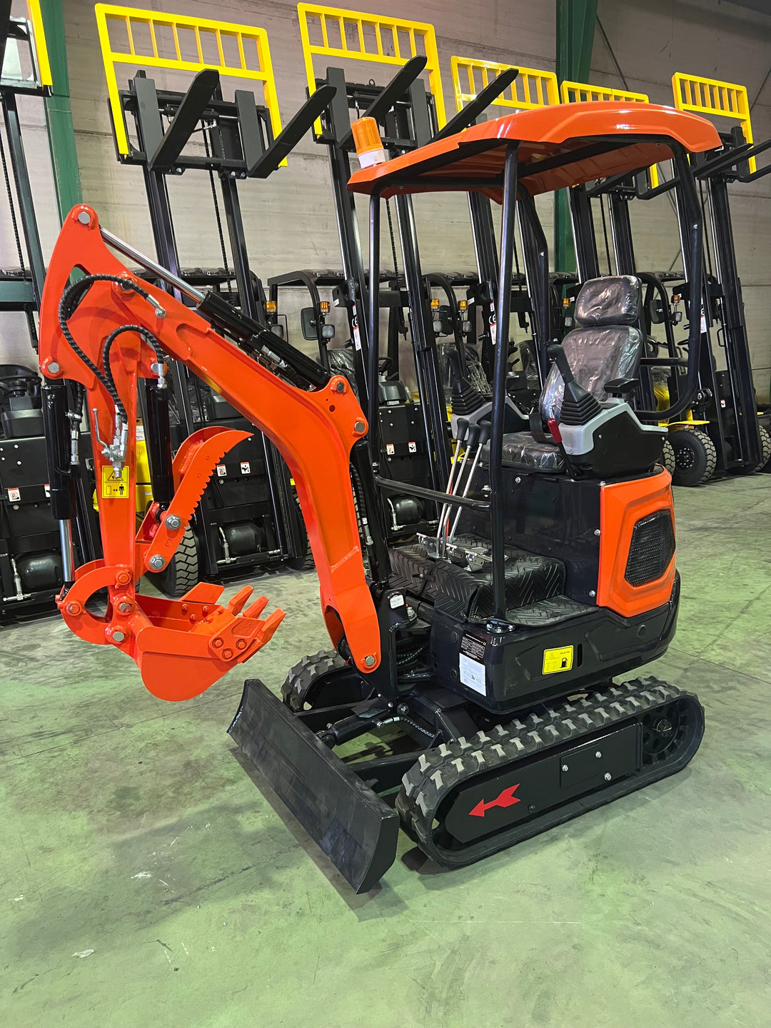Mini Excavadora Kubota 1500 Kg motor Kubota de 3 Cilindros orugas retráctiles