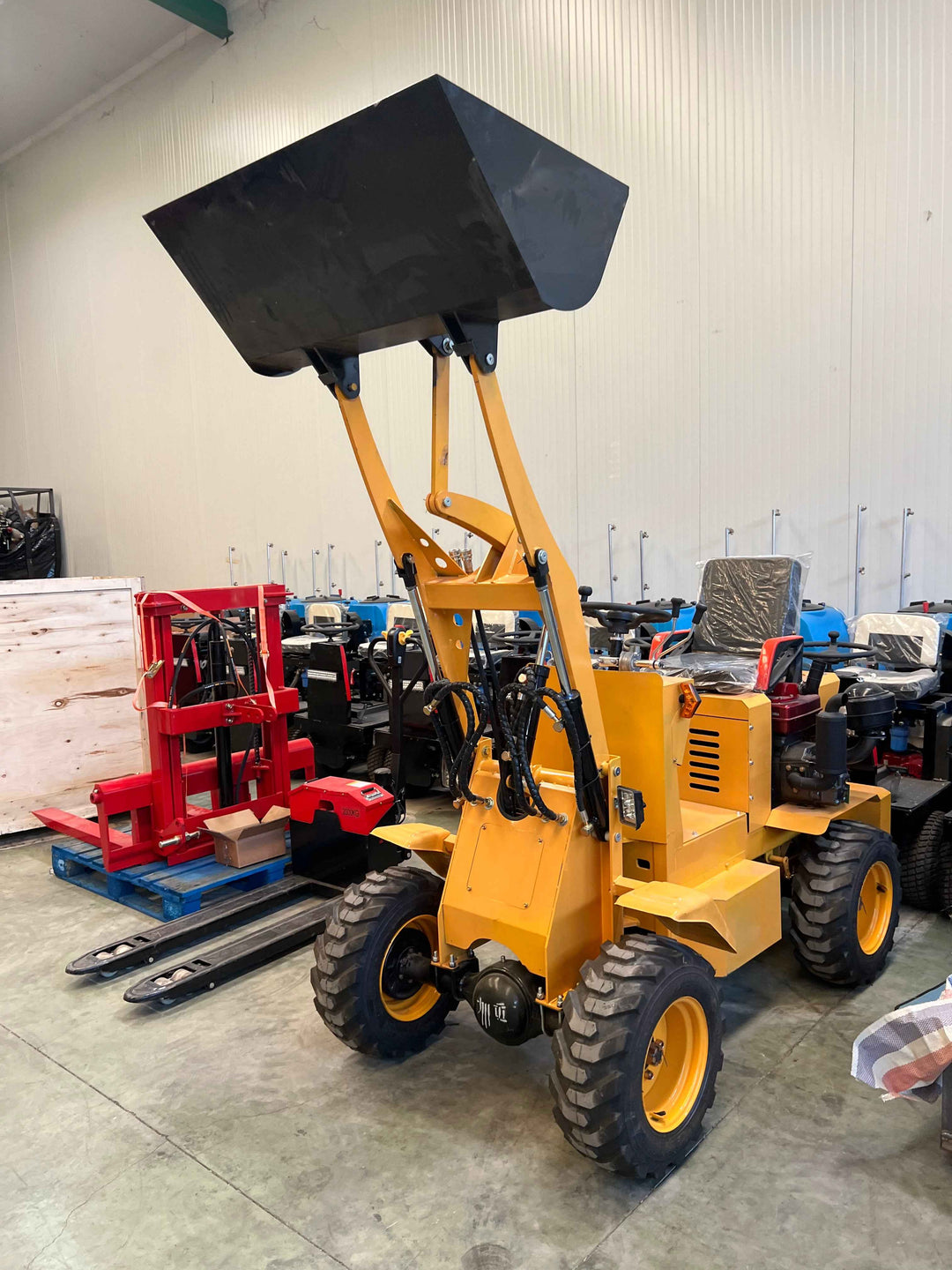 Pala Cargadora Diesel Articulada 4x4 de Ruedas 750kg