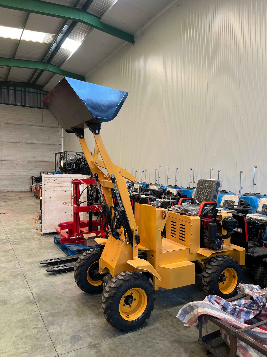 Pala Cargadora Diesel Articulada 4x4 de Ruedas 750kg