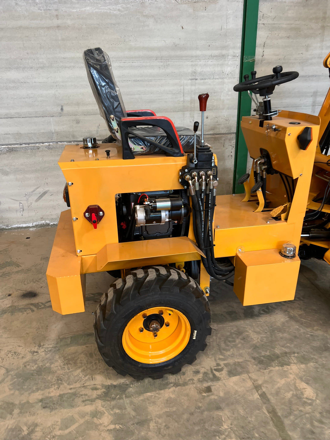 Pala Cargadora Diesel Articulada 4x4 de Ruedas 750kg