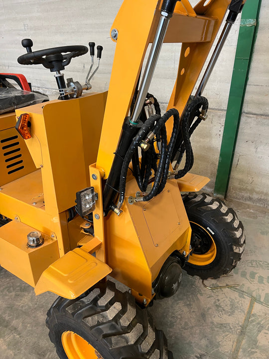 Pala Cargadora Diesel Articulada 4x4 de Ruedas 750kg