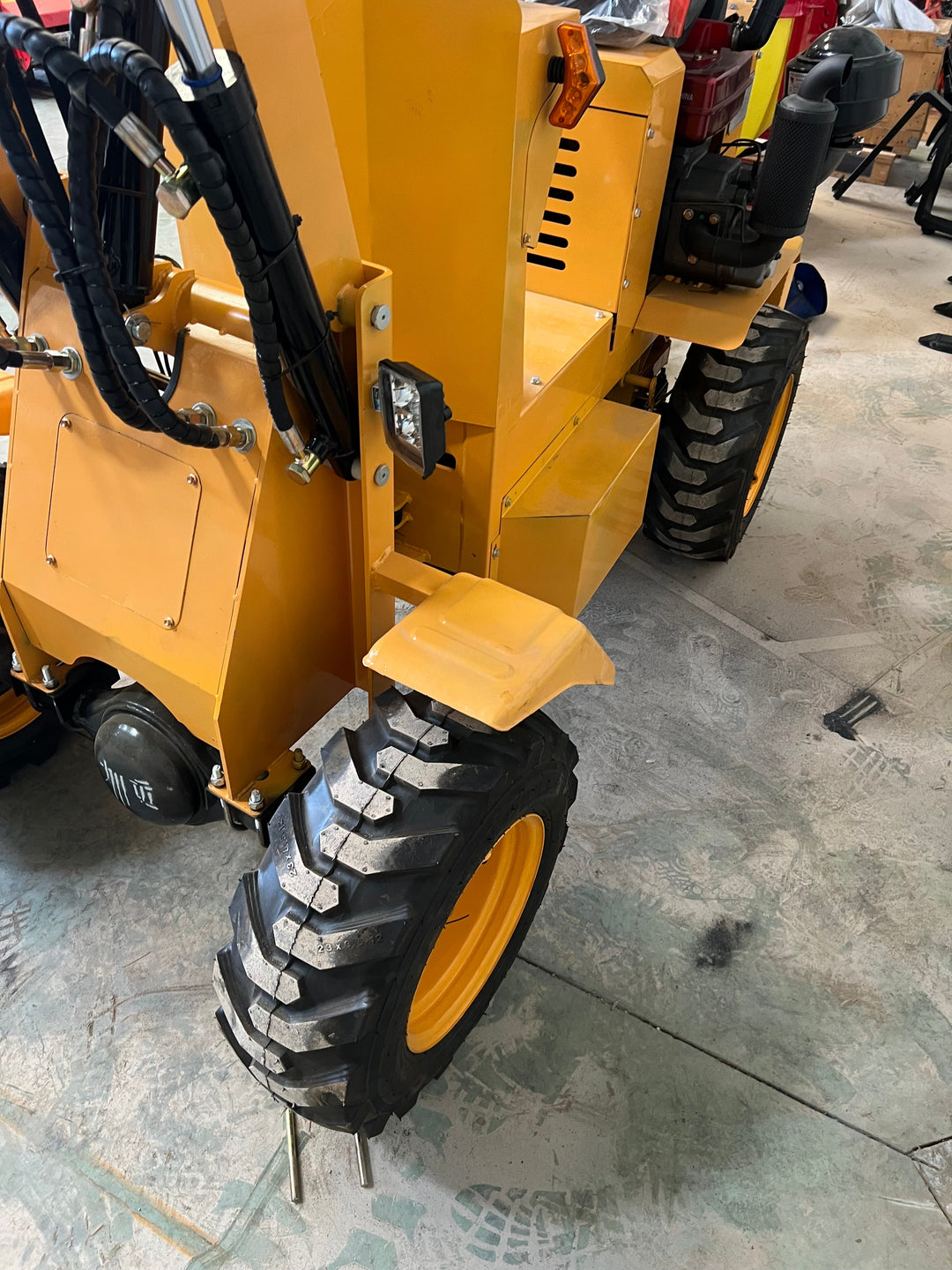 Pala Cargadora Diesel Articulada 4x4 de Ruedas 750kg