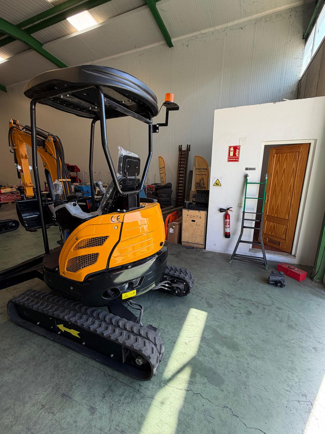 Excavadora Giratoria 2500kg 3 cilindros Diesel